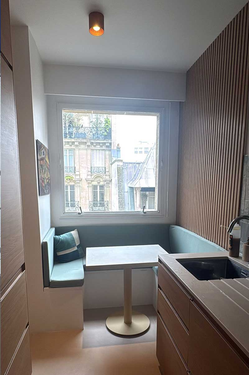 Coin banquette cuisine bois et Zellige