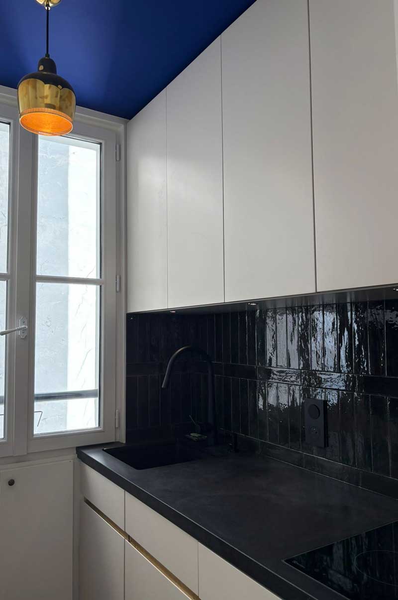 Vue vers cuisine avec plafond bleu